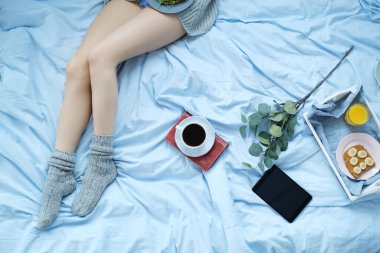 - Günaydın. Yatakta güzel bir kız.