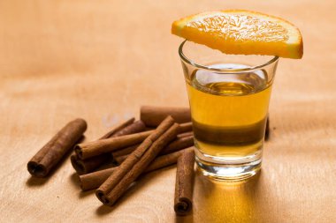 Viski, limon ve tarçın