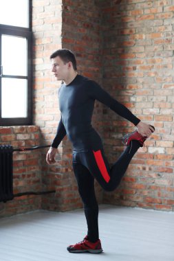 Spor. Bir adam spor salonunda egzersiz yapıyor.