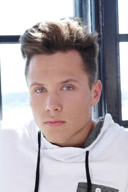 Moda. Evdeki yakışıklı adam.