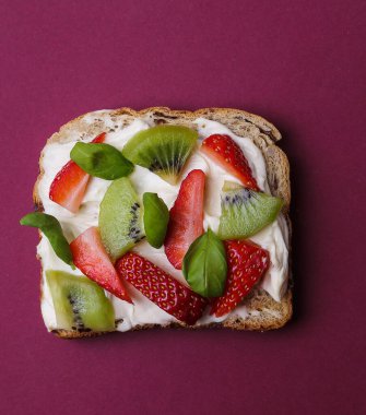 Menekşe arkaplanda lezzetli bir tost.