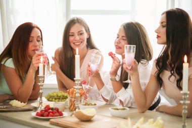 Bir grup güzel kadınla parti.