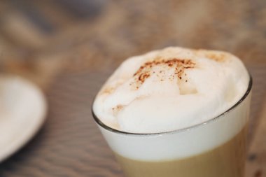 Kahve. Masada nefis bir kapuçino.