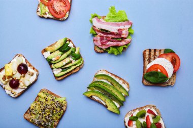 Mavi arka planda nefis bir tost.