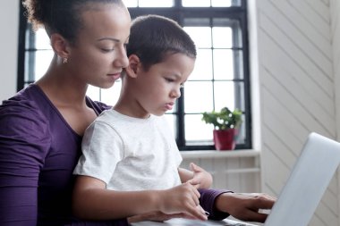 - Aile. Güzel anne ve tatlı oğlu