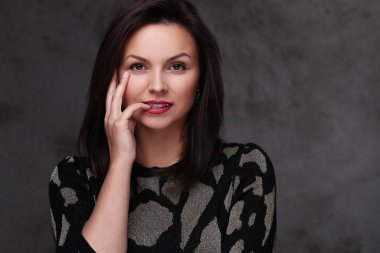 Kırmızı rujlu güzel bir kadın.