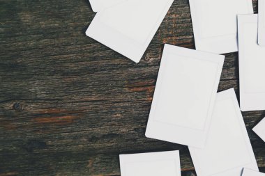 Ahşap masada polaroid.