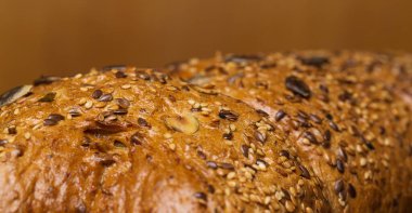 Fırın. Masadaki taze ekmek.