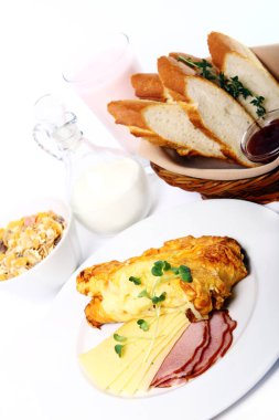 Çırpılmış yumurtalarla pişirilmiş kahvaltı