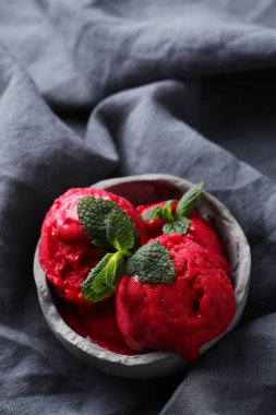 - Dondurma. Lezzetli, kasede çilekli dondurma.