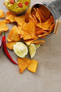 Atıştırmalıklar Guacamole soslu nacho.