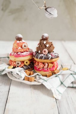 Üstünde dondurma olan tatlı çörek.