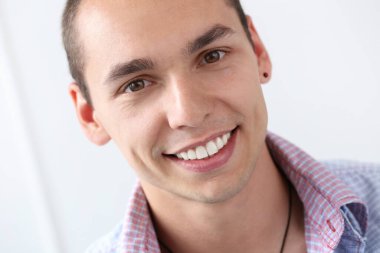 Mutlu, başarılı, geniş gülümsemeli adam.