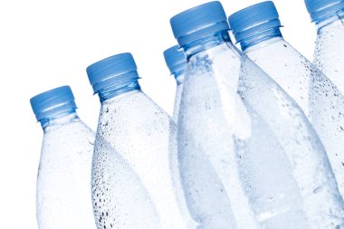 Beyaz arkaplanda boş su şişesi