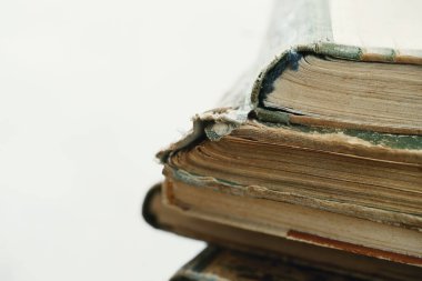 Okuyorum. Kitaplar masaya.