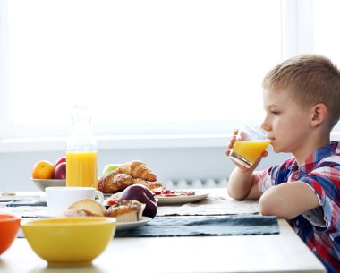 Aile, Kahvaltı. Çocuk bardak suyu ile
