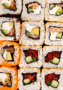 Yiyecekler. Masada lezzetli suşi var.