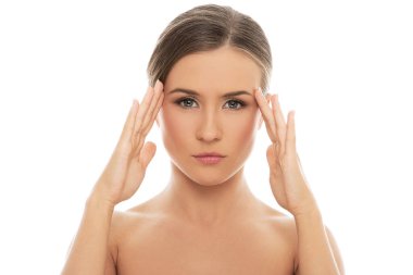 Güzel yüzlü tatlı bir kadın.