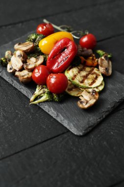 Mutfak. Lezzetli, ızgara sebzeler masada.