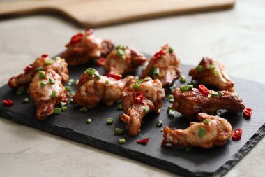 Yemek ve yemek. Kızarmış tavuk bacağı.