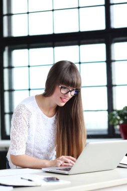 Ofisteki güzel kız.