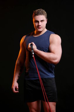 Koyu arkaplanda güçlü ve yakışıklı poz