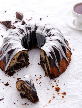 Lezzetli, yuvarlak pasta masada.