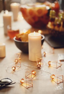 Parti zamanı. Masada atıştırmalıklar var.