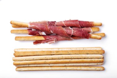 Beyaz arka planda lezzetli atıştırmalıklar