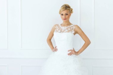 Düğün için. Çekici bir gelin ve ciddi bir görünüm