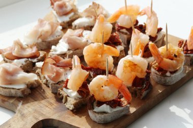 Yemek, aperatif. Masada lezzetli atıştırmalıklar var.