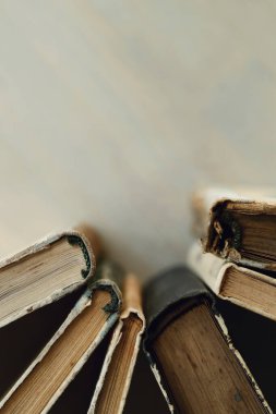 Okuyorum. Kitaplar masaya.