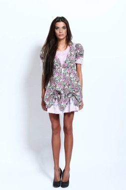 güzel ve çekici bir kadın beyaz zemin üzerine