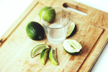 Citrus. Tahtada sulu limon