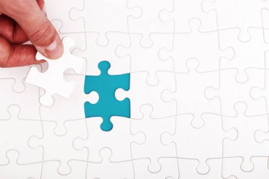 Masadaki beyaz bulmaca