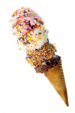 Dört top dondurmalı waffle külahı beyaz üzerine izole edilmiş.