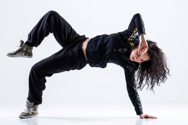 Beyaz arka planda hip-hop dansçısı