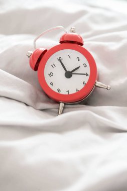 Yatakta kırmızı alarmlı saat