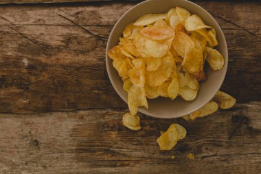 Tahta masada leziz patates cipsi.