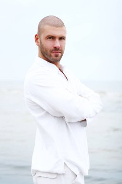 Sahilde çekici ve mutlu bir adam.