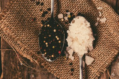 Tahta masada deniz tuzu ve biber.