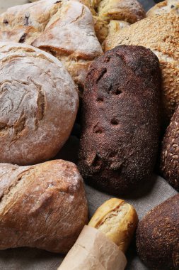 Ekmek somunu masada.