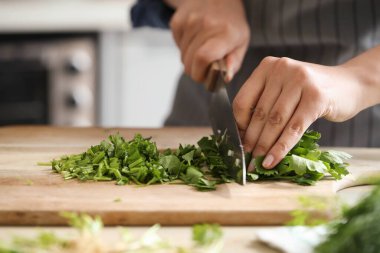Yemek pişirmek. Şef mutfakta sebze kesiyor.