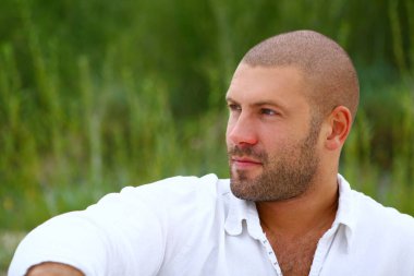 Sahilde çekici ve mutlu bir adam.