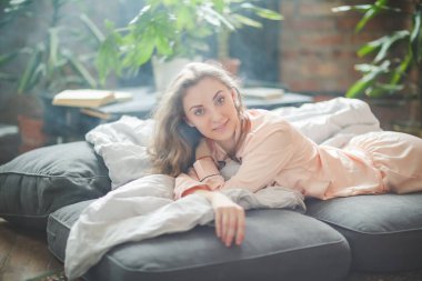 Sabah eğlence. Kadın yatakta yatıyor