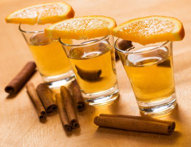 Viski, limon ve tarçın