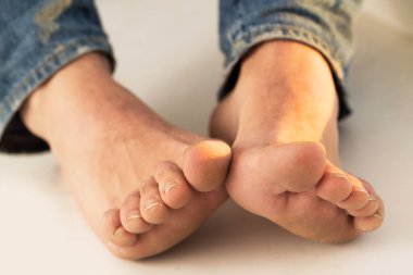 Güneş ışığı. Yumuşak insan bacakları