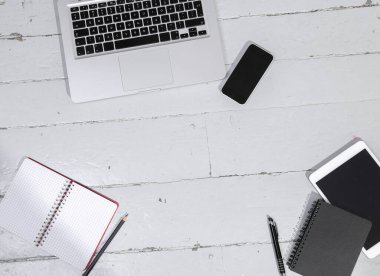  boş ekran, dizüstü bilgisayar, akıllı telefon ve tablet bilgisayarlı defter.