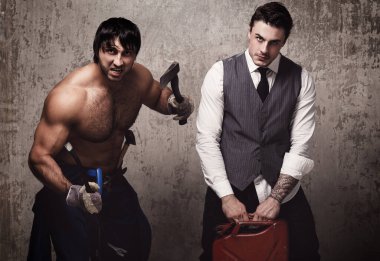 İnşaat aletleri olan güçlü ve çılgın adamlar.