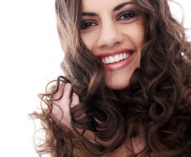 Beyaz arka planda sevimli, çekici bir kız.